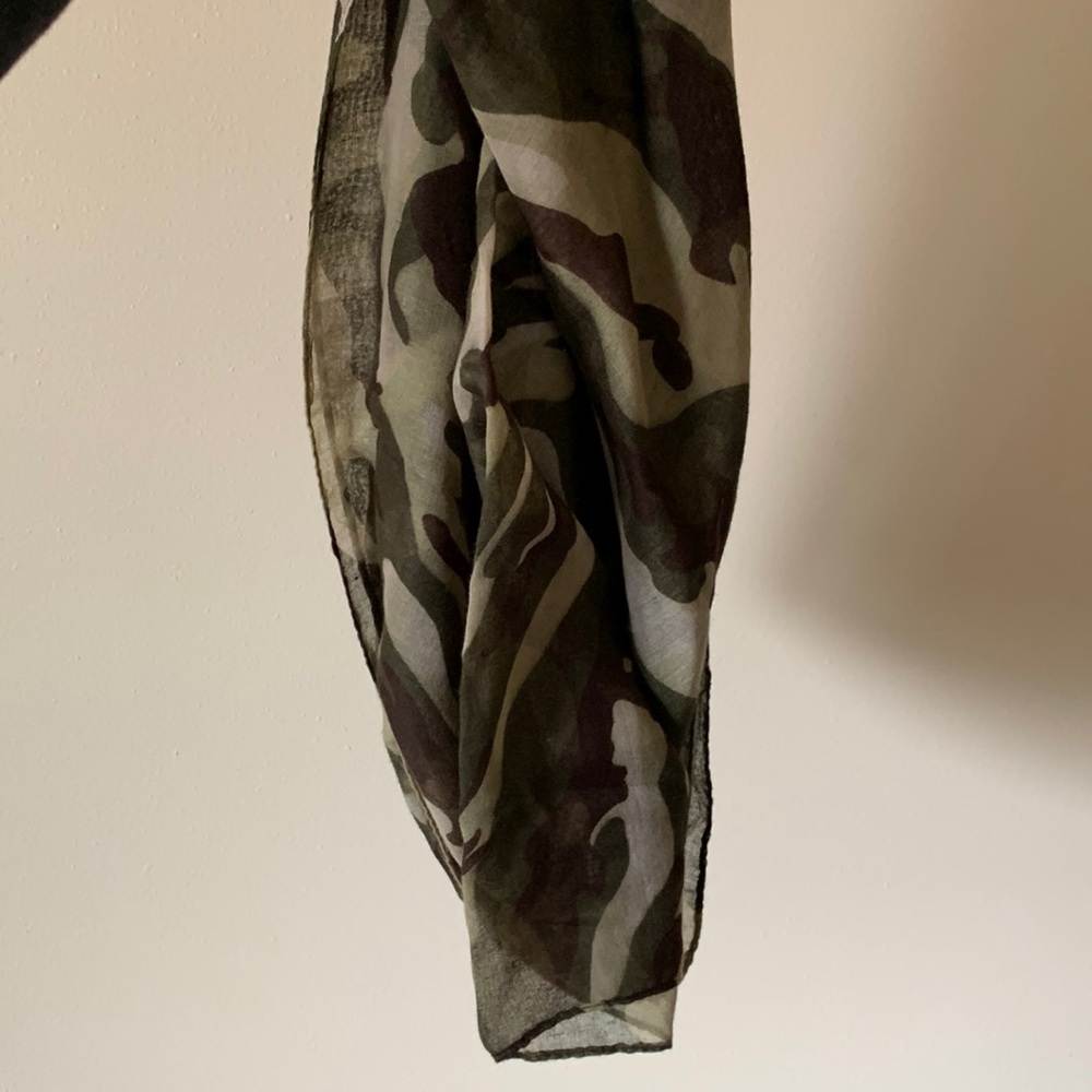 Camo light scarf